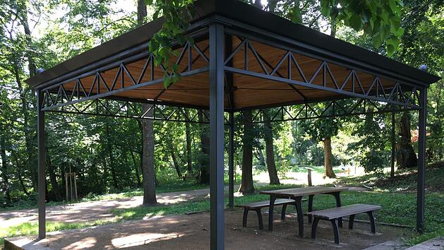 Auch dieser Pavillon ist Bestandteil des neu gestalteten Trabelsdorfer Schlossparks. Foto: Anette Schreiber