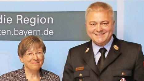 Regierungspräsidentin Heidrun Piwernetz überreichter Kreisbrandinspektor Fritz Weinlein das Feuerwehr-Steckkreuz. Foto: privat