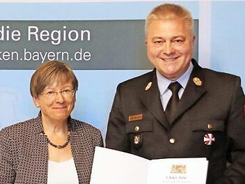 Regierungspräsidentin Heidrun Piwernetz überreichter Kreisbrandinspektor Fritz Weinlein das Feuerwehr-Steckkreuz. Foto: privat