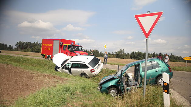Vorfahrt missachtet: Zwei Verletzte bei schwerem Unfall