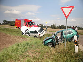Vorfahrt missachtet: Zwei Verletzte bei schwerem Unfall