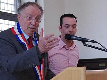 Bürgermeister Gérard Perron (l.) aus Hennebont sprach beim Empfang vor seinen Landsleuten und den Kronacher Gastgebern im Historischen Rathaus. An seiner Seite ist Jérôme Kerriel vom Kronacher Partnerschaftskomitee zu sehen.