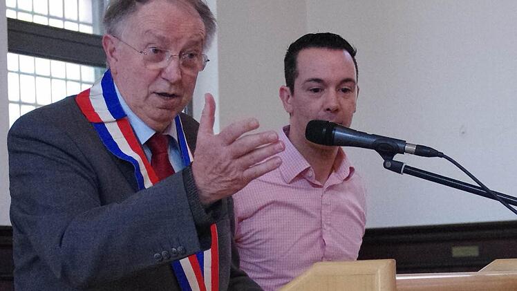 Bürgermeister Gérard Perron (l.) aus Hennebont sprach beim Empfang vor seinen Landsleuten und den Kronacher Gastgebern im Historischen Rathaus. An seiner Seite ist Jérôme Kerriel vom Kronacher Partnerschaftskomitee zu sehen.