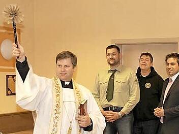 Pfarrer Matthias Steffel (l.) bei der Weihe des neuen Domizils der Fischer mit Vorsitzendem Thomas Schuberth (3.v.r.) und Bürgermeister Torsten Gunselmann (r). Foto: Erlwein