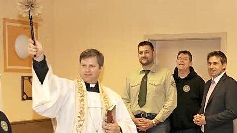 Pfarrer Matthias Steffel (l.) bei der Weihe des neuen Domizils der Fischer mit Vorsitzendem Thomas Schuberth (3.v.r.) und Bürgermeister Torsten Gunselmann (r). Foto: Erlwein