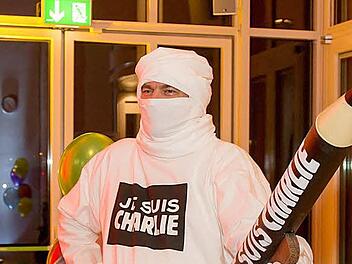 So kam Alex Reuther zur Prunksitzung der Coburger Narrhalla: Verhüllt als Muslim und mit einem spitzen Bleistift als Kalaschnikow in der Hand - dazu die Solidaritätsbekundung mit den Terroropfern von Paris: "Je suis Charlie". Anschließend sah sich Alex in sozialen Netzwerken einem Shitstorm ausgesetzt.Foto: Albert Höchstädter