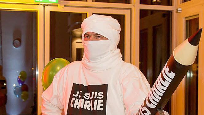 So kam Alex Reuther zur Prunksitzung der Coburger Narrhalla: Verhüllt als Muslim und mit einem spitzen Bleistift als Kalaschnikow in der Hand - dazu die Solidaritätsbekundung mit den Terroropfern von Paris: "Je suis Charlie". Anschließend sah sich Alex in sozialen Netzwerken einem Shitstorm ausgesetzt.Foto: Albert Höchstädter