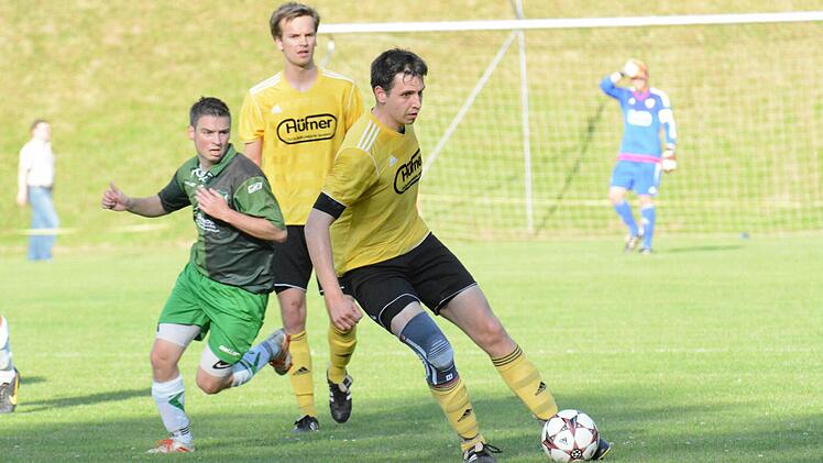 Szene aus dem Relegations-Hinspiel des FC Thulba (gelbe Trikots) gegen den TSV Forst (0:3). Foto: ssp
