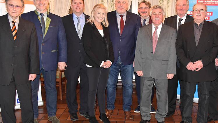 Am Mittwochabend wurden im Gasthaus Kaiser in Dörfles-Esbach goldene Meisterbriefe überreicht. Diese erhält, wer das 65. Lebensjahr erreicht hat und seit mindestens drei Jahrzehnten selbstständig ist. Foto: Gabi Arnold