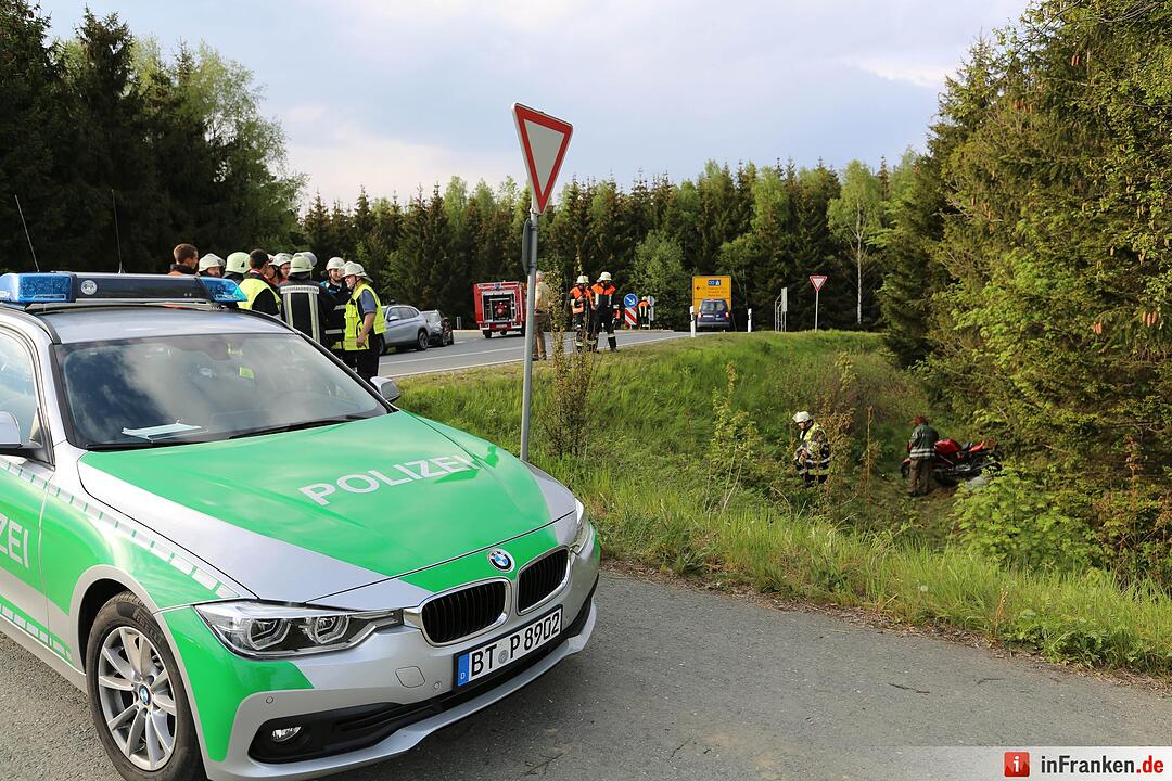 Motorradfahrer kommt von Fahrbahn ab und stuerzt Boeschung hinab