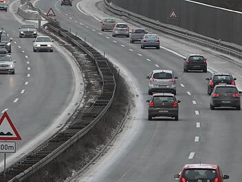Die Forchheimer "Teufelsrampe" wird mit Schildern angekündigt. Die Autos bremsen reihenweise ab. Auch das behindert den Verkehr. Foto: Barbara Herbst