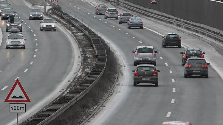 Die Forchheimer "Teufelsrampe" wird mit Schildern angekündigt. Die Autos bremsen reihenweise ab. Auch das behindert den Verkehr. Foto: Barbara Herbst