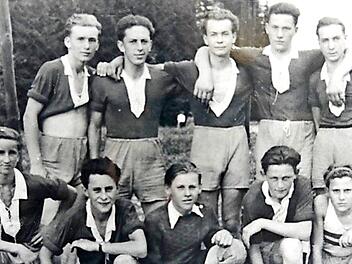Die erste Jugendmannschaft des ASV Aufseß aus dem Jahr 1954: Hans Nistler, Hans Linß, Werner Seitz, Adolf Stenglein und Gerhard Walter (v. l.); kniend von links: Dieter Kallenbach, Karl Schäfer, Karl Först, Geo Stenglein und Hermann Konschake Foto: privat