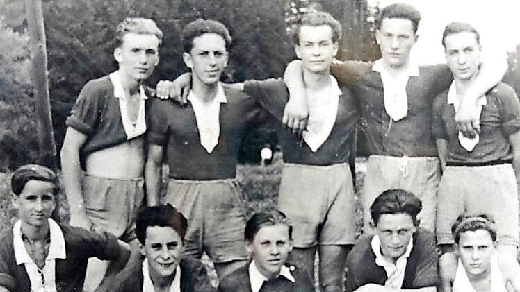 Die erste Jugendmannschaft des ASV Aufseß aus dem Jahr 1954: Hans Nistler, Hans Linß, Werner Seitz, Adolf Stenglein und Gerhard Walter (v. l.); kniend von links: Dieter Kallenbach, Karl Schäfer, Karl Först, Geo Stenglein und Hermann Konschake Foto: privat