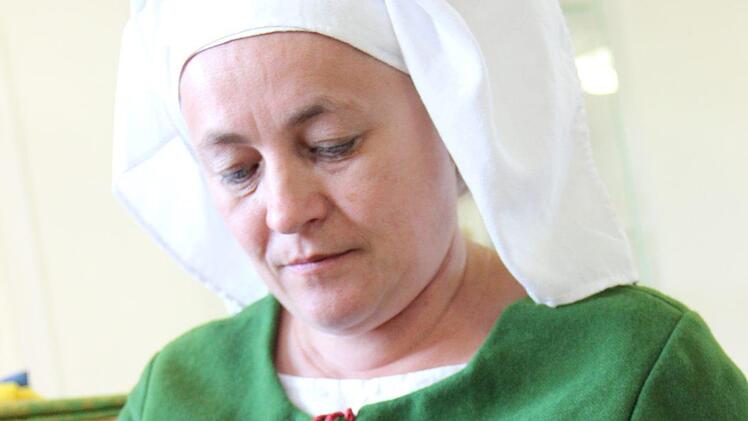 Sonja Höpp ist Kunsthistorikerin. Als Hobby näht sie Gewänder des 15. Jahrhunderts. Foto: Katharina Müller-Sanke
