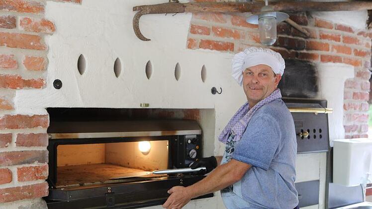 Grilleur und Flammkuchenmeister Klaus Fuchs ist unter der Woche abends für die Gäste der Waldhütte da und arbeitet  im Freien an Steinbackofen, Räucherofen und Grill. Foto: Barbara Herbst