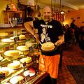 Der Nürnberger Tom Seitz setzt in seinem Café "Käskoung Stub'n in St. Johannis auf Käsekuchen. Foto: Nikolas Pelke