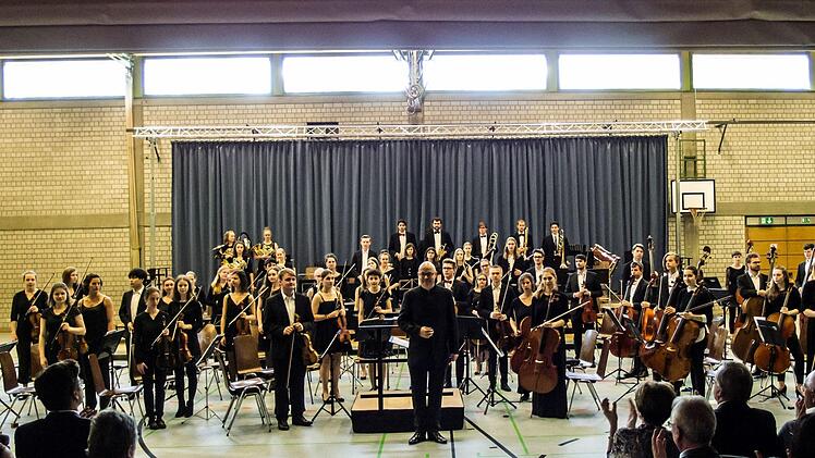 Begeisterten Beifall gab es beim Gastspiel des Jugendsymphonieorchesters Oberfranken in der Frankenhalle Neustadt. Umjubelte Solistin unter der Leitung von Till Fabian Weser war die junge Hornistin Sophia Reuter.Foto: Jochen Berger