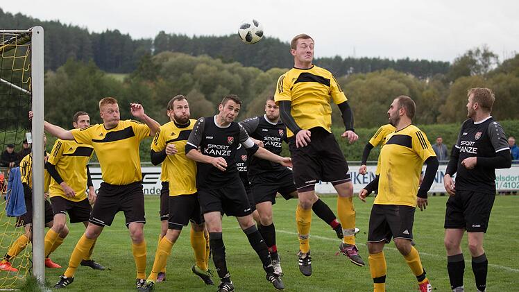 Kreisklasse 4 Kronach, SG Gundelsdorf/Reitsch gegen FC Hirschfeld:  Spielervollversammlung bei einer Hirschfelder Ecke im Torraum der Gundelsdorfer. Foto: Heinrich Weiß
