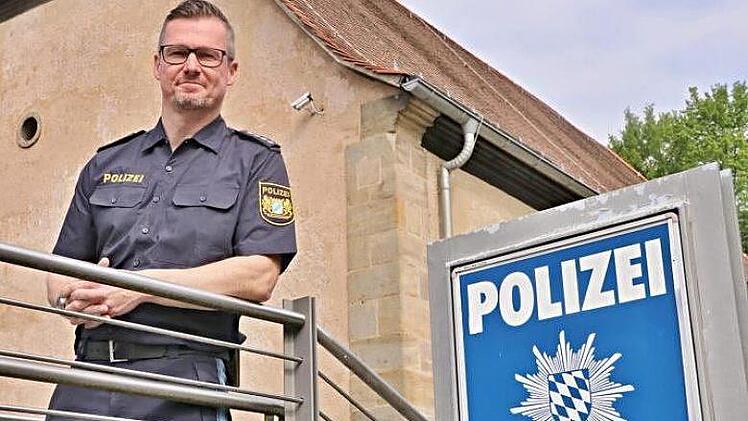 Detlef Hauck von der Polizei in Ebern freut sich über die ehrliche Finderin.