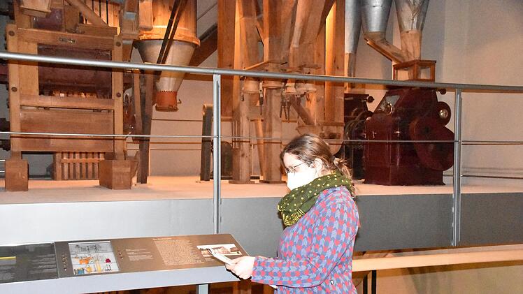 Kuratorin Thea Hirschkorn arbeitet an neuen Texten f&uuml;r die kontaktlose Information.