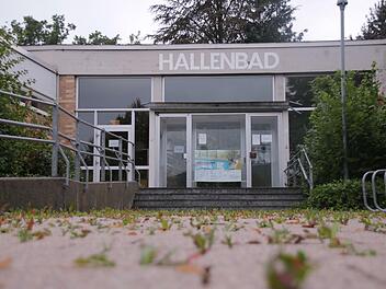 Es scheint Probleme zu geben, das Hallenbad 2020/21 in Betrieb zu nehmen.