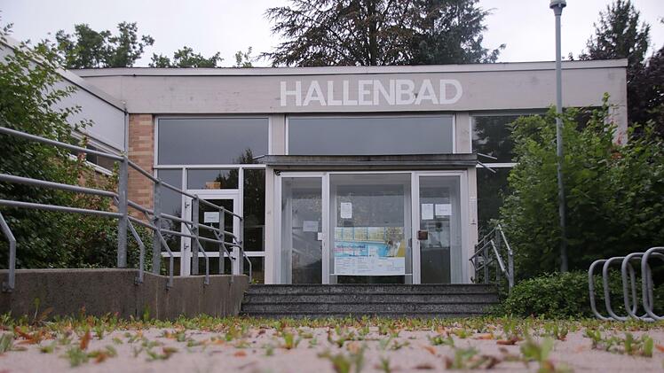 Es scheint Probleme zu geben, das Hallenbad 2020/21 in Betrieb zu nehmen.