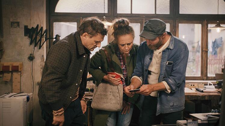 Was Alfi Bäumer (Florian Lukas, links), Ella Bäumer (Gerti Drassl) und Florian Eder (Florian Brückner) wohl auf dem Foto vom Pumuckl sehen?