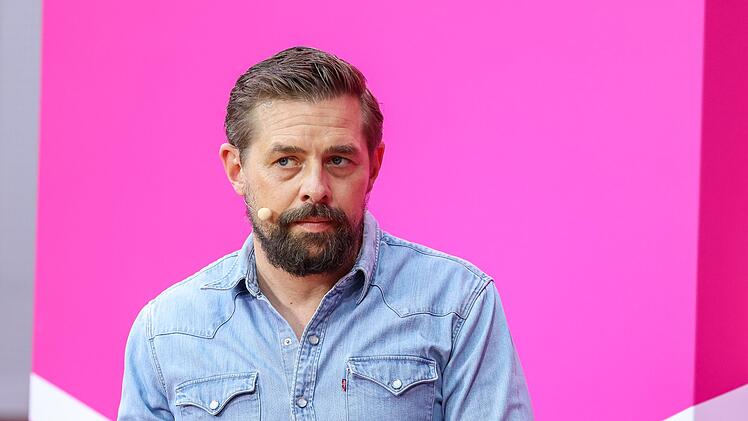 Ihn sieht man eigentlich selten ohne seinen Moderationskollegen Joko Winterscheidt - und noch seltener bei anderen Sendern als ProSieben: Klaas Heufer-Umlauf.