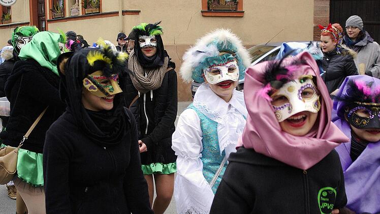 Karneval in Venedig oder im Markt Elfershausen? Die Jugend-Showtanzgruppe in fantasievollen Masken.
