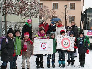 Im Januar hatten Sambacher Schulkinder mit ihren Müttern an der Bushaltestelle für eine Tempo-30-Zone demonstriert. Ihr Wunsch wurde nicht erhört. Foto: Archiv/Evi Seeger