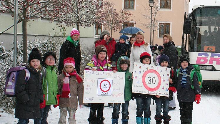 Im Januar hatten Sambacher Schulkinder mit ihren Müttern an der Bushaltestelle für eine Tempo-30-Zone demonstriert. Ihr Wunsch wurde nicht erhört. Foto: Archiv/Evi Seeger