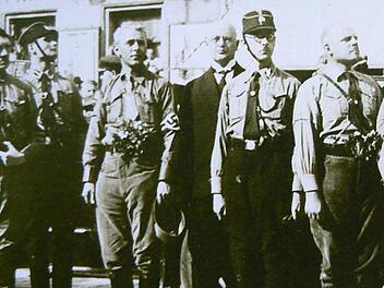 Hitler, Heß, Schemm, der spätere bayerische Ministerpräsident Siebert, Himmler und Streicher (von links) 1930 auf dem Marktplatz in Bayreuth (Fotoausschnitt aus: Bernd Mayer, Helmut Paulus: Eine Stadt wird entnazifiziert, Die Gauhauptstadt Bayreuth vor der Spruchkammer, Bayreuth: Ellwanger 2008, S. 50).  Repro: Franze