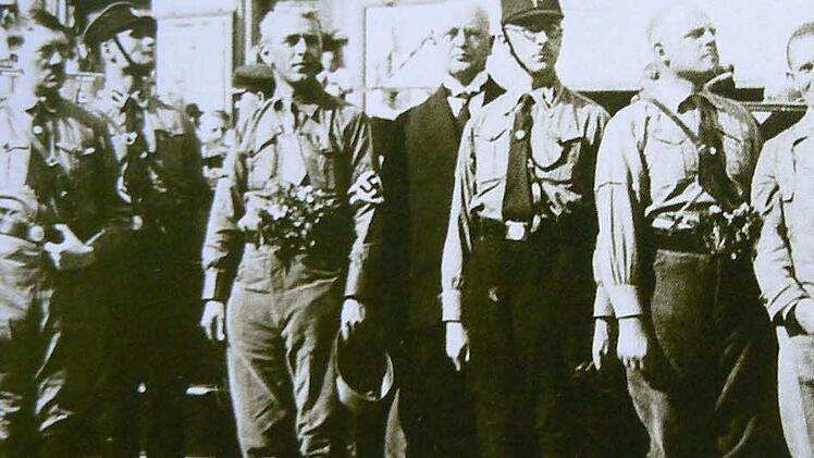 Hitler, Heß, Schemm, der spätere bayerische Ministerpräsident Siebert, Himmler und Streicher (von links) 1930 auf dem Marktplatz in Bayreuth (Fotoausschnitt aus: Bernd Mayer, Helmut Paulus: Eine Stadt wird entnazifiziert, Die Gauhauptstadt Bayreuth vor der Spruchkammer, Bayreuth: Ellwanger 2008, S. 50).  Repro: Franze