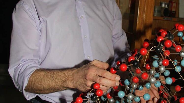 Wolfgang Lormes ist Diplom-Physiker und versteht es, die Kids zu begeistern - nicht nur mit dem klassischen Graphit-Modell, sondern auch mit hochmoderner Physik. Aktuell plant er eine Nebelkammer, die die Spuren winziger Teilchen aus dem Weltall sichtbar machen kann.  Foto: Sonja Adam