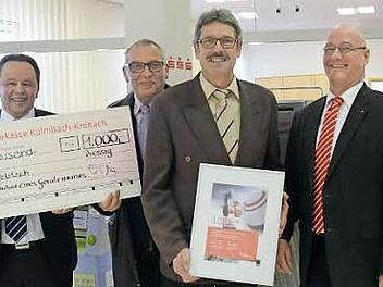 Spendenübergabe (von links): Karl-Heinz Zipfel (Filialleiter Pressig), Leo Dittmann (Zweiter Vorsitzender FCW), Gary Krebs (Erster Vorsitzender FCW) und Peter Goihl (Gebietsdirektor Sparkasse Kulmbach-Kronach)  Foto: eh