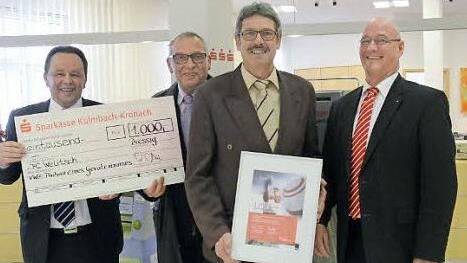 Spendenübergabe (von links): Karl-Heinz Zipfel (Filialleiter Pressig), Leo Dittmann (Zweiter Vorsitzender FCW), Gary Krebs (Erster Vorsitzender FCW) und Peter Goihl (Gebietsdirektor Sparkasse Kulmbach-Kronach)  Foto: eh