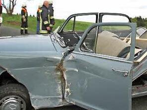 Mit dem Rettungshubschrauber wurde der 59-Jährige aus dem Kreis Kronach abtransportiert, nachdem ihn die Feuerwehr aus dem Fahrzeugwrack befreit hatte. Foto: Sonja Adam