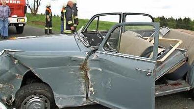 Mit dem Rettungshubschrauber wurde der 59-Jährige aus dem Kreis Kronach abtransportiert, nachdem ihn die Feuerwehr aus dem Fahrzeugwrack befreit hatte. Foto: Sonja Adam