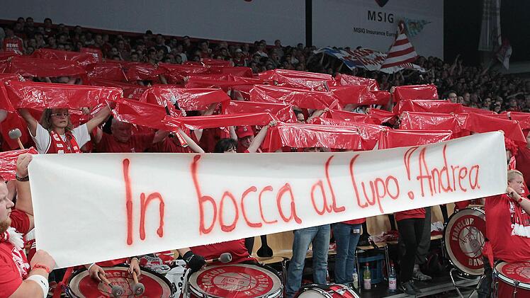Ein Moment der Glückseligkeit: Die Brose Baskets sind nach einem Jahr des Umbruchs an der Spitze zurück und feiern die siebte Meisterschaft. Fotos: sportpress