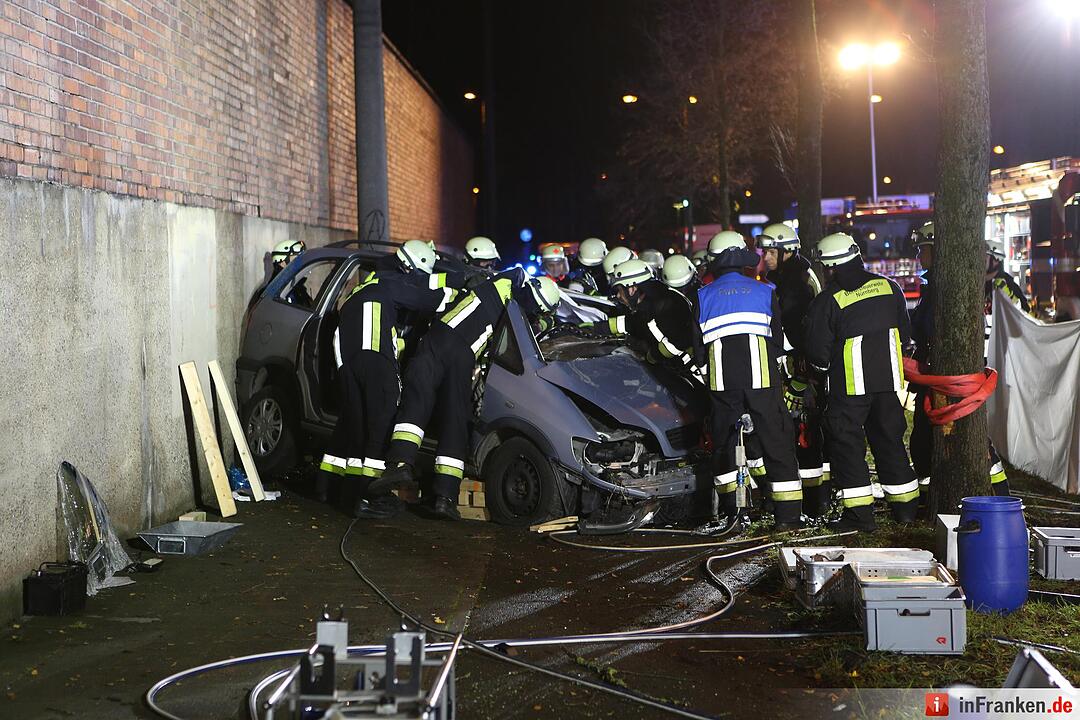 Auto prallt in Nürnberg gegen eine Mauer