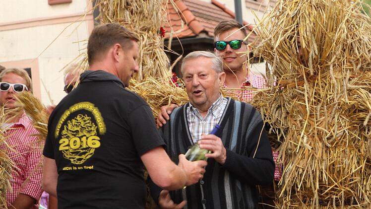 Er sorgt mit für das Stroh und hatte gleichzeitig Geburtstag; Organisator Uwe Endres gratuliert Gregor Hartmann. Foto: Günther Geiling