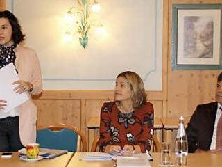 Die beiden Bundestagsabgeordneten Dorothee Bär (links) und Astrid Freudenstein (beide CSU) hörten sich gemeinsam mit dem Vorsitzenden der Lebenshilfe Haßberge, Thomas Sechser, in Augsfeld die Anliegen der Anwesenden zum neuen Bundesteilhabegesetz an.  Foto: Friederike Stark