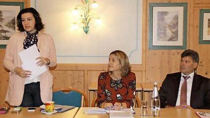 Die beiden Bundestagsabgeordneten Dorothee Bär (links) und Astrid Freudenstein (beide CSU) hörten sich gemeinsam mit dem Vorsitzenden der Lebenshilfe Haßberge, Thomas Sechser, in Augsfeld die Anliegen der Anwesenden zum neuen Bundesteilhabegesetz an.  Foto: Friederike Stark