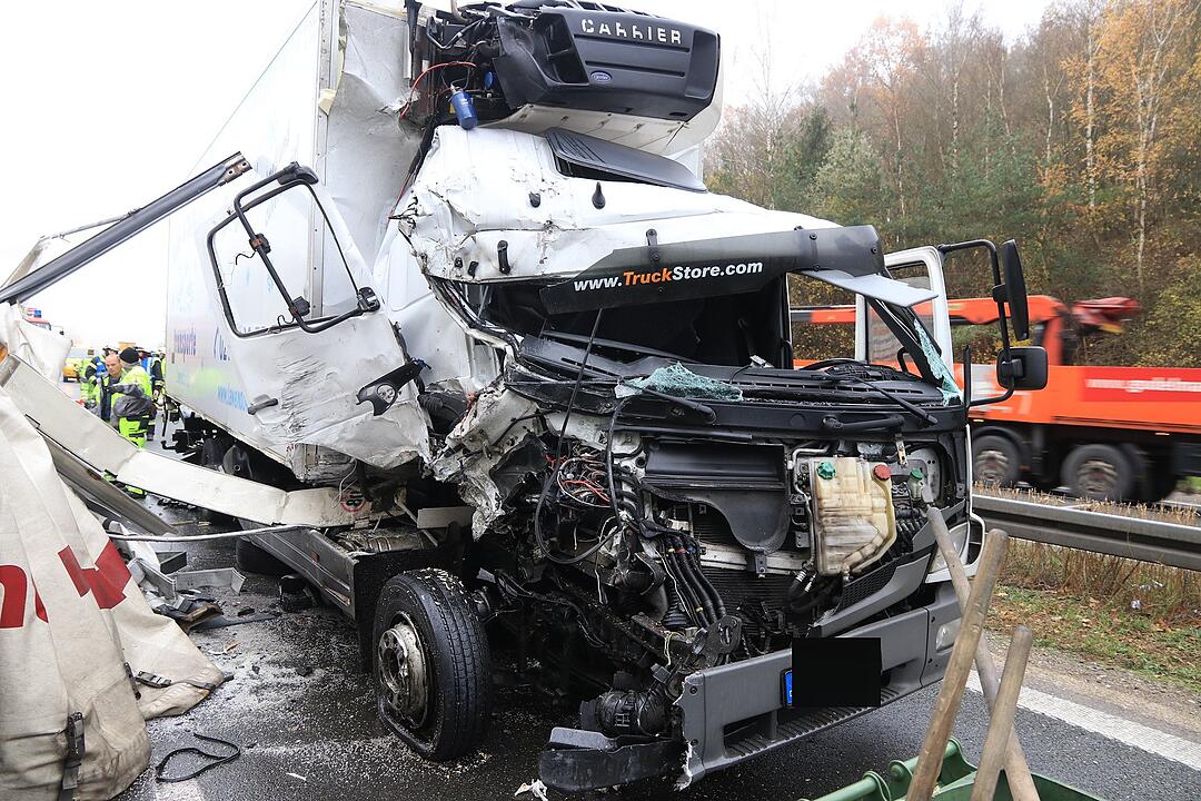 Schlüsselfeld: Lkw rast auf A3 in Stauende