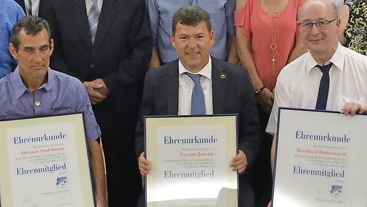 Die drei neuen Ehrenmitglieder (von links): Dietmar Seidelmann, B&uuml;rgermeister Carsten Joneitis und Bernhard Dotterweich  Fotos: privat