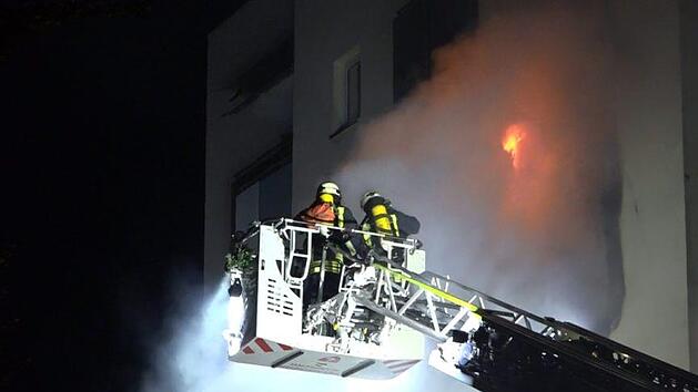 Bereits kurz nach Eintreffen der Feuerwehr schlugen die Flammen aus den Fenstern des Mehrfamilienhauses. Foto: News5/Merzbach