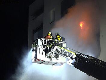 Bereits kurz nach Eintreffen der Feuerwehr schlugen die Flammen aus den Fenstern des Mehrfamilienhauses. Foto: News5/Merzbach