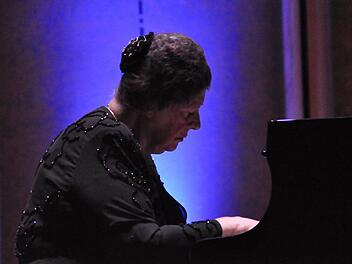 Wenn Eva Smirnova am Flügel, auf der fast abgedunkelten Bühne sitzt sitzt, hat man als Zuhörer immer das Gefühl, sie spielt nur für sich und kehrt ihr Inneres nach außen. Foto: Peter Klopf