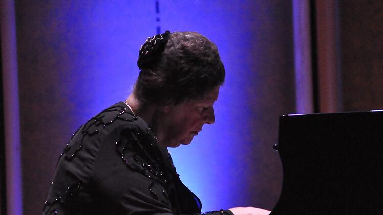 Wenn Eva Smirnova am Flügel, auf der fast abgedunkelten Bühne sitzt sitzt, hat man als Zuhörer immer das Gefühl, sie spielt nur für sich und kehrt ihr Inneres nach außen. Foto: Peter Klopf